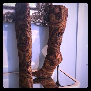 Beautiful tapestry knee hi boots. 3.5” heels.
